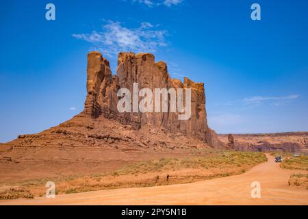 Camel Butte ist eine riesige Sandsteinformation im Monument Valley, die einem Kamel ähnelt Stockfoto