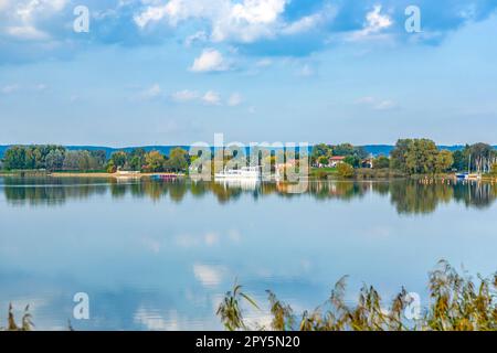 Malerischer Blick auf den Altmuehl-Fluss in Bayern mit Touristenschiff auf dem Pier und Reflexion der Küste Stockfoto