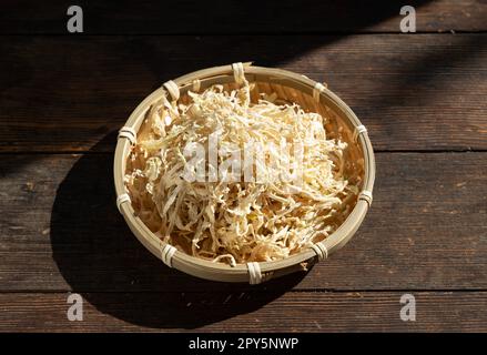 Kiriboshi-Daikon (getrockneter Daikon) vor dem Hintergrund von Bäumen im Sonnenlicht. Stockfoto