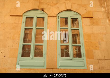 Türkisfarbene, babyblaue Fenster in AS-Salt, Salt, Jordan Stockfoto