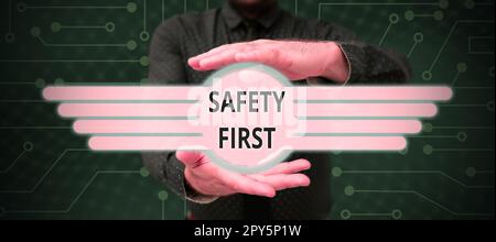 Schild mit der Aufschrift Safety First. Geschäftskonzept Vermeidung unnötiger Risiken sicher leben vorsichtig sein aufmerksam sein Stockfoto