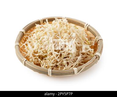 Kiriboshi-Daikon (getrockneter Daikon-Rettich) vor weißem Hintergrund. Stockfoto