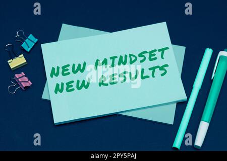 Handschriftlicher Text Neue Einstellung Neue Ergebnisse. Business Showcase offen für Chancen Keine Grenzen Denken Sie größer Stockfoto