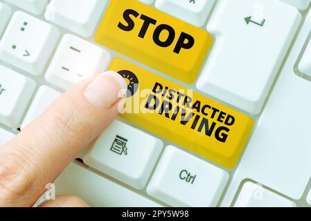 Inspiration mit dem Schild „Ablenkungsmanöver anhalten“. Geschäftsinitiative, bei der man vorsichtig sein muss, hinter dem Lenkrad langsam Stockfoto
