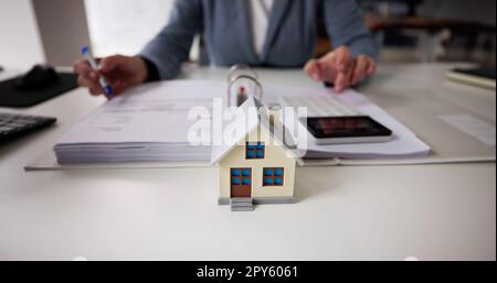 Person, Die Die Vermögenssteuer Mit Dem Rechner Berechnet Stockfoto
