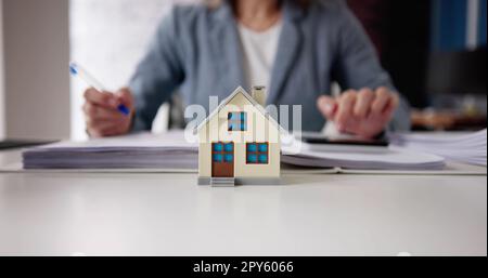 Person, Die Die Vermögenssteuer Mit Dem Rechner Berechnet Stockfoto