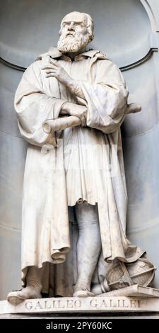 Florenz, Toskana, Italien. Statue an der Piazzale degli Uffizien von Galileo Galilei, 1564 - 1642. Italienische Polymathematik. Das historische Zentrum von Florenz ist eine U Stockfoto