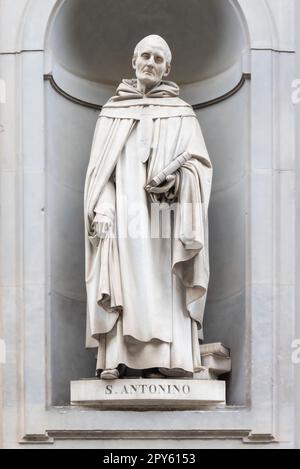 Florenz, Toskana, Italien. Statue an der Piazzale degli Uffizien des Heiligen Antoninus von Florenz, 1389 - 1459. Italienischer dominikanischer Mönch, Erzbischof von Floren Stockfoto