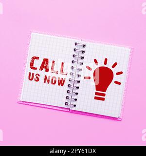 Textzeichen mit „Call US Now“ (Jetzt anrufen). Konzept bedeutet telefonische Kommunikation zur Kontaktaufnahme mit dem Helpdesk-Support Stockfoto