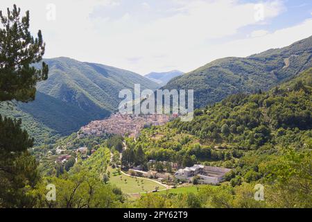 Blick auf die Stadt Scanno in den Abruzzen in Italien. Stockfoto