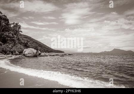 Große tropische Insel Ilha Grande Praia de Palmas Strand Brasilien. Stockfoto