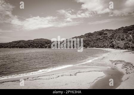 Große tropische Insel Ilha Grande Praia de Palmas Strand Brasilien. Stockfoto