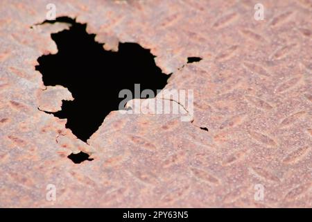 Rostige Metallplatte mit Korrosionslöchern auf alter korrodierter diamantplatte zeigt bei Dampf-Punk-Szenarien mit beschädigter Oberfläche bei Stahlplatten der Kategorie Industrie Grunge-Stahl und verwitterten Metallrost Stockfoto