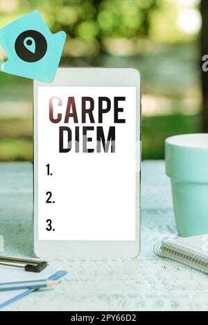 Textunterschrift mit Carpe Diem. Internet-Konzeptfestival, auf dem Menschen Musik und Tanz spielen Stockfoto