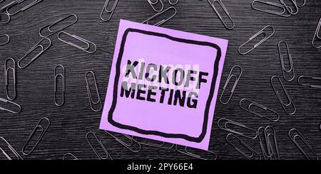 Schreiben mit Text Kickoff Meeting. Geschäftsausstellung Sonderdiskussion über die mit dem Projekt verbundenen Rechtvorschriften Stockfoto