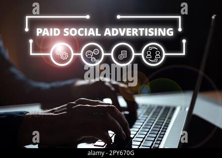 Schreiben, in dem kostenpflichtige Werbung in sozialen Medien angezeigt wird. Geschäftsansatz Zahlungsmethode für Werbung über Internet-Suchmaschinen Stockfoto