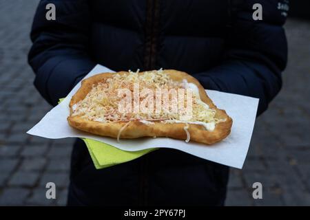 Langos - ein typisch ungarisches, frittiertes Fladenbrot, Nahaufnahme. Stockfoto