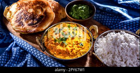 Curryhähnchen mit Reis, serviert in originalen indischen Karahi-Töpfen Stockfoto