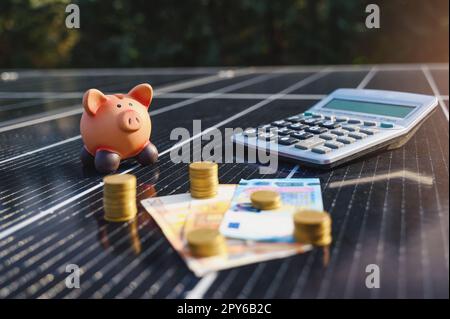 Einsparungen durch den Einsatz von Energie mit Solarpanel auf dem Dach Stockfoto