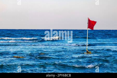 Red Flag Schwimmen verboten hohe Wellen Playa del Carmen Mexiko. Stockfoto