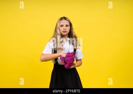 Glückliches Schulmädchen mit farbigen Bleistiften und einem Federmäppchen in der Hand Stockfoto