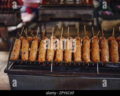 THAILÄNDISCHES ESSEN, frittierte Würste von fermentiertem Schweinefleisch Stockfoto