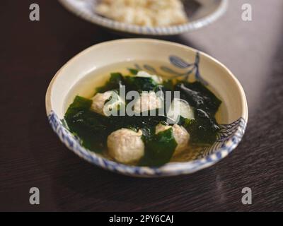 Klare Suppe mit Seetang und Schweinehackfleisch. THAILÄNDISCHES Essen Stockfoto