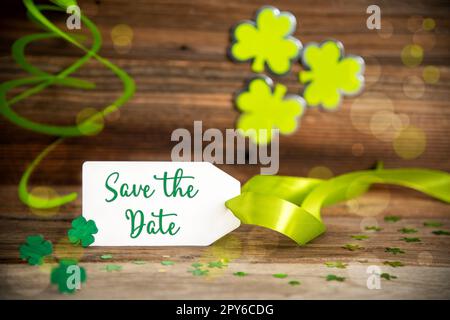 Saint Patrick's Day Dekoration, Etikett mit englischem Text Save the Date Stockfoto