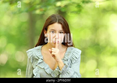 Die Frau bittet um Ruhe in einem Wald Stockfoto