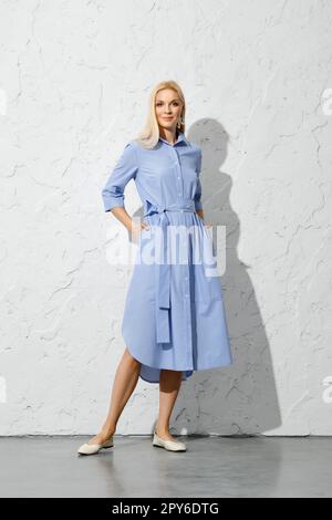 Eine Frau in einem Hemd-ähnlichen, breiten Kleid Stockfoto
