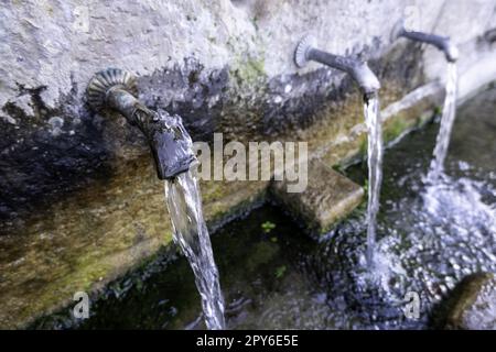 Ein alter Brunnen mit Wasser Stockfoto