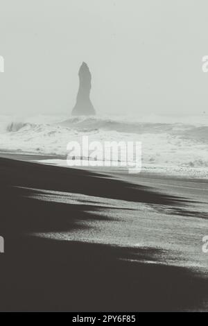 Reynisfjara Beach Beauty monochrome Landschaftsfoto Stockfoto