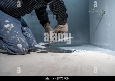 Handarbeit mit Badwasserabdichtung mittels Kelle Stockfoto