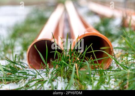 Rote Kunststoff-Wasserleitung auf der Baustelle Stockfoto