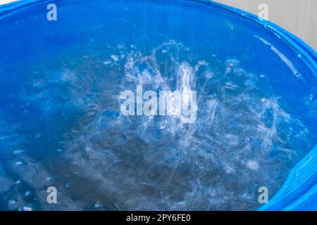 Regenwasser in einem Fass vor dem Haus Stockfoto