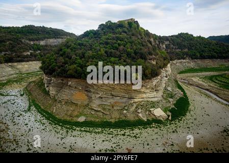 Sau, Spanien - 28. April 2023: Der Ter-Fluss wird vor dem Sau-Reservoir gesehen, da die durch den Klimawandel verursachte Dürre zu Wasserknappheit in Spanien und führt Stockfoto