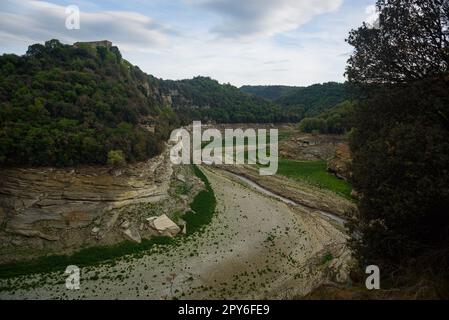 Sau, Spanien - 28. April 2023: Der Ter-Fluss wird vor dem Sau-Reservoir gesehen, da die durch den Klimawandel verursachte Dürre zu Wasserknappheit in Spanien und führt Stockfoto