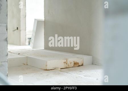 Dämmung von Böden mit Polystyrol auf der Baustelle Stockfoto