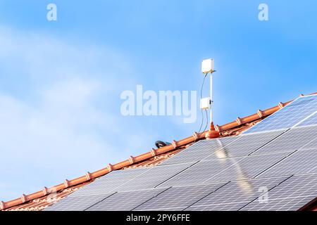 Solarpaneele zur Erzeugung von Strom aus der Sonne auf dem Dach. Speicherplatz kopieren Stockfoto