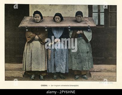 Gefangene chinesischer Frauen mit ihren Hälsen in Vorräten oder Känguru, öffentliche Demütigung, körperliche Bestrafung, China 1890er., 19. Jahrhundert Stockfoto