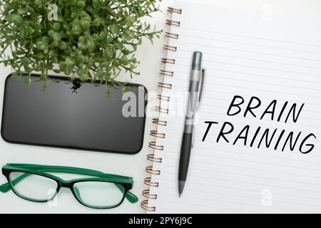 Handschriftliches Schild Brain Training. Konzeptionelle fotomentale Aktivitäten zur Erhaltung oder Verbesserung kognitiver Fähigkeiten Stockfoto