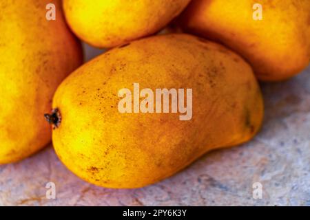 Reife, saftige gelbe Mangofrüchte auf dem Tisch in Mexiko. Stockfoto