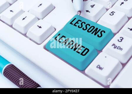 Text mit den gelernten Lektionen zur Inspiration. Geschäftsansatz fördern Sie den Austausch und die Nutzung von aus Erfahrungen gewonnenem Wissen Stockfoto