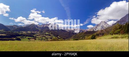 Das Plateau de Sanchese und die Organe von Camplong befinden sich im Aspe Valley. Pyrenäen-Atlantiques, Frankreich Stockfoto