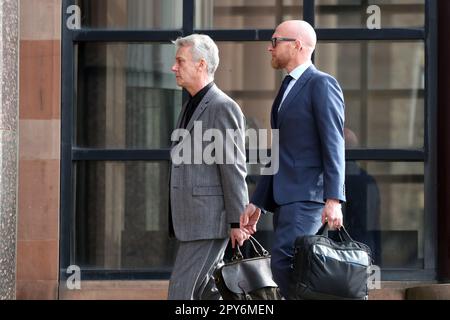 Schauspieler Stephen Tompkinson (links) am Newcastle Crown Court, wo er angeklagt ist, schweren Körperschaden zugefügt zu haben. Der 57-Jährige bestreitet die Straftat, die angeblich im Mai 2021 begangen wurde. Bilddatum: Mittwoch, 3. Mai 2023. Stockfoto