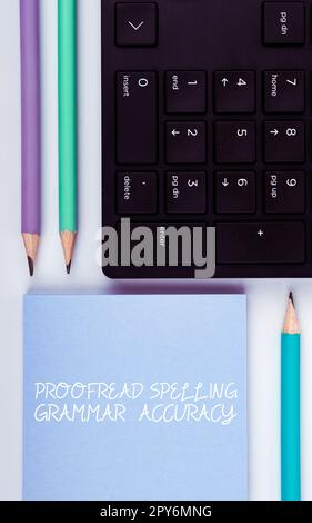 Inspiration mit Grammatikgenauigkeit bei der Korrektur der Zeichenerkennung. Unternehmen zeigen Lesen und Markieren, Grammatikfehler Stockfoto