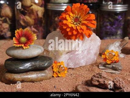 Balance Stones und Rosenquarz auf australischem roten Sand Stockfoto