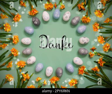 Ostereier, Frühlingsblumen, Deutscher Text Danke Bedeutet Danke Stockfoto