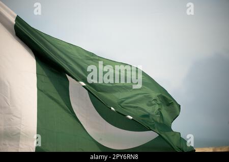 Die Nationalflagge von Pakistan fliegen in den blauen Himmel mit Wolken Stockfoto