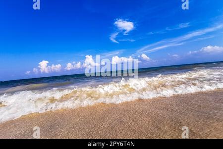 Tropischer mexikanischer Strand klares türkisfarbenes Wasser Playa del Carmen Mexiko. Stockfoto